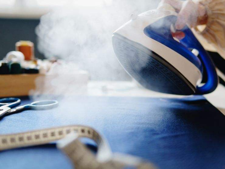 ferro da stiro che caccia getto di vapore