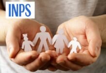 Assegno Unico 2025, si cambia a luglio: la decisione dell’Inps spiazza i cittadini mani che tengono famiglia di carta e logo inps