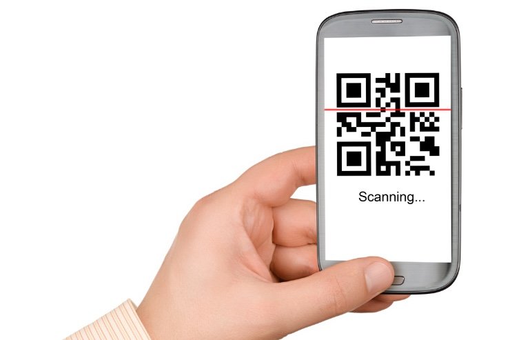 mano con smartphone con qr code
