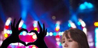 sfondo concerto, donna triste