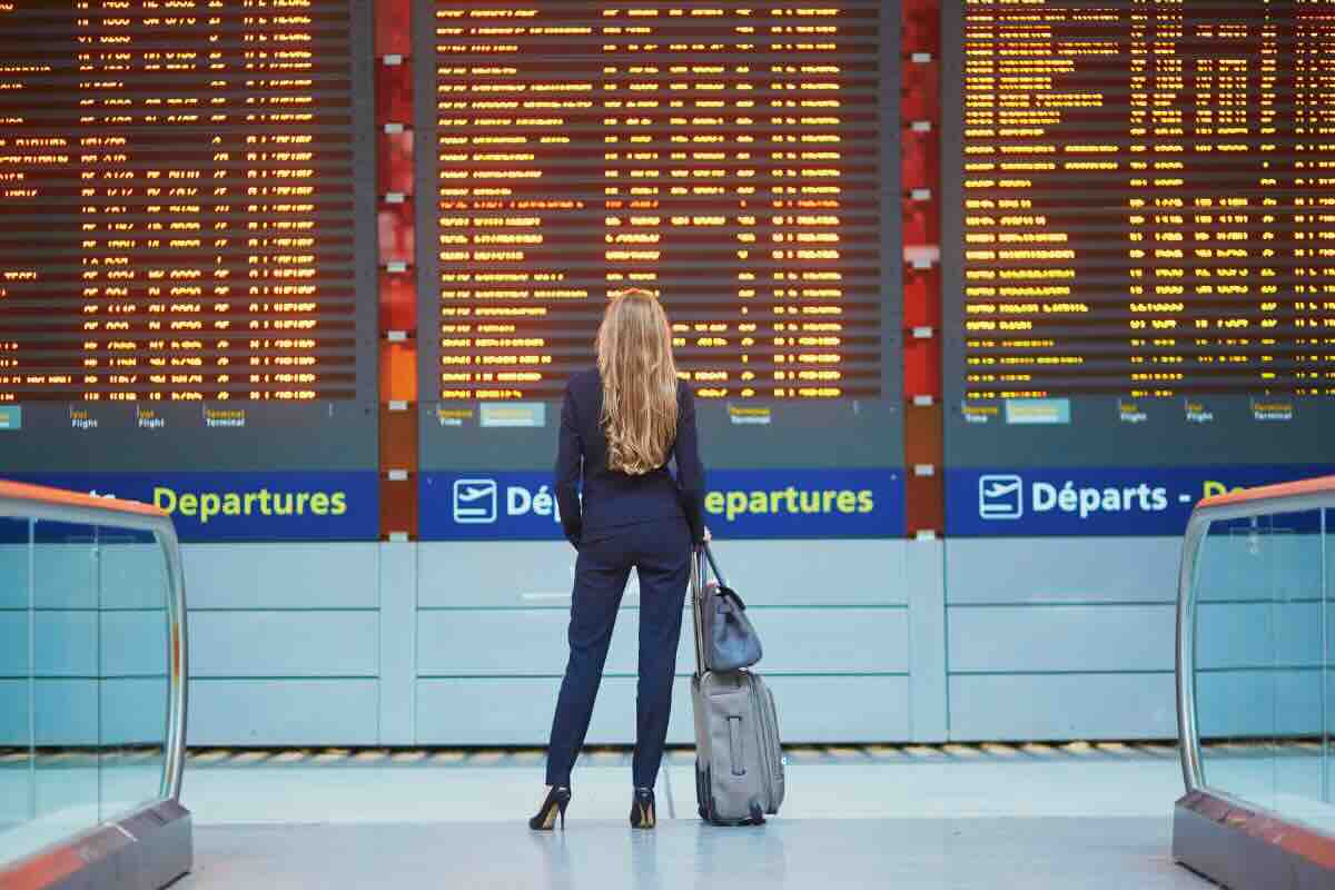 donna che guarda tabellone aereo