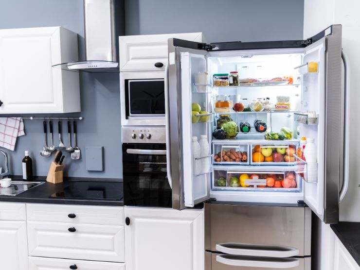 cucina con frigorifero aperto pieno di cibo