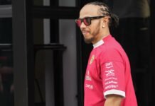 Hamilton impietrito, incredibile quanto accaduto nel box Ferrari! Lewis Hamilton