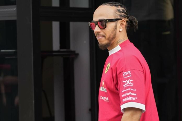 Hamilton impietrito, incredibile quanto accaduto nel box Ferrari! Lewis Hamilton