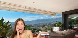 donna stupita e balcone arredato