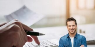 mano su calcolatrice e uomo felice