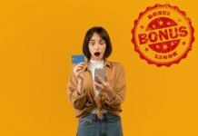 donna con smartphone e carta, scritta bonus