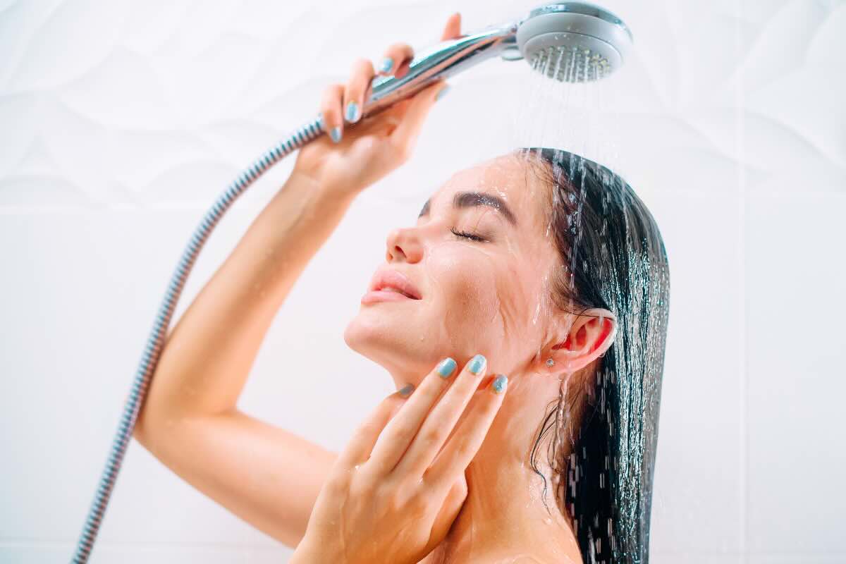 donna che fa la doccia 