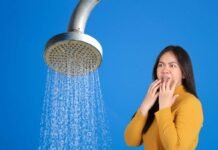 Lavarsi tutti i giorni fa male? La risposta è inaspettata: ecco il numero ideale di docce soffione doccia, donna spaventata