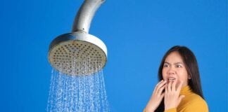 soffione doccia, donna spaventata