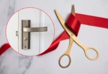 maniglia e nastro rosso