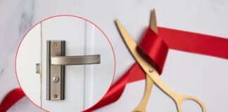 maniglia e nastro rosso