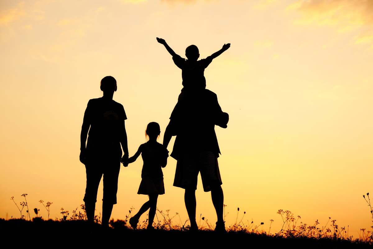 sagome di famiglia di spalle