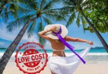Volo low cost e meta paradisiaca, stanno prenotando tutti: occasione unica donna di spalle al mare e scritta low cost