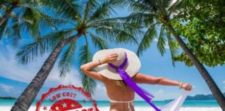 donna di spalle al mare e scritta low cost