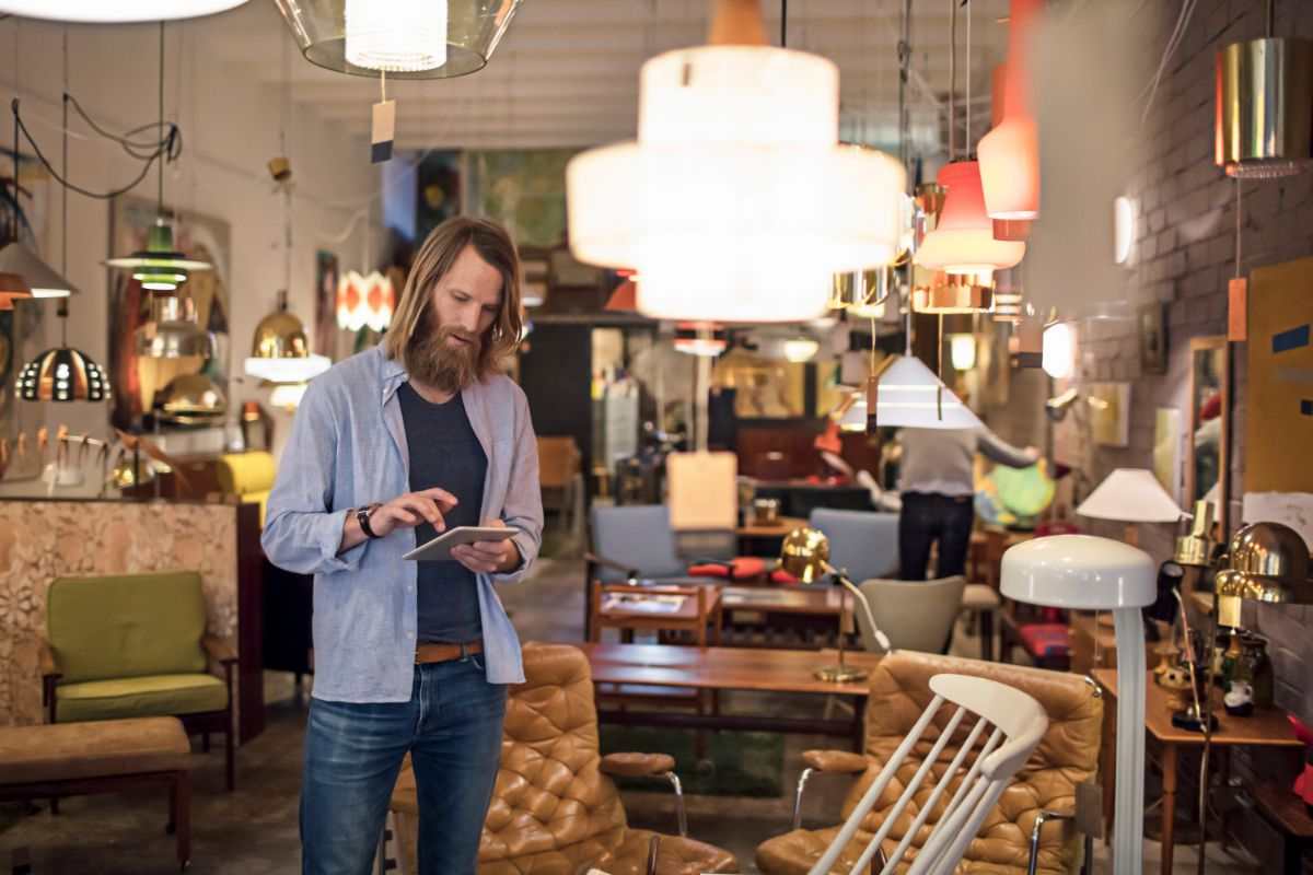 ragazzo in un negozio di mobili di seconda mano