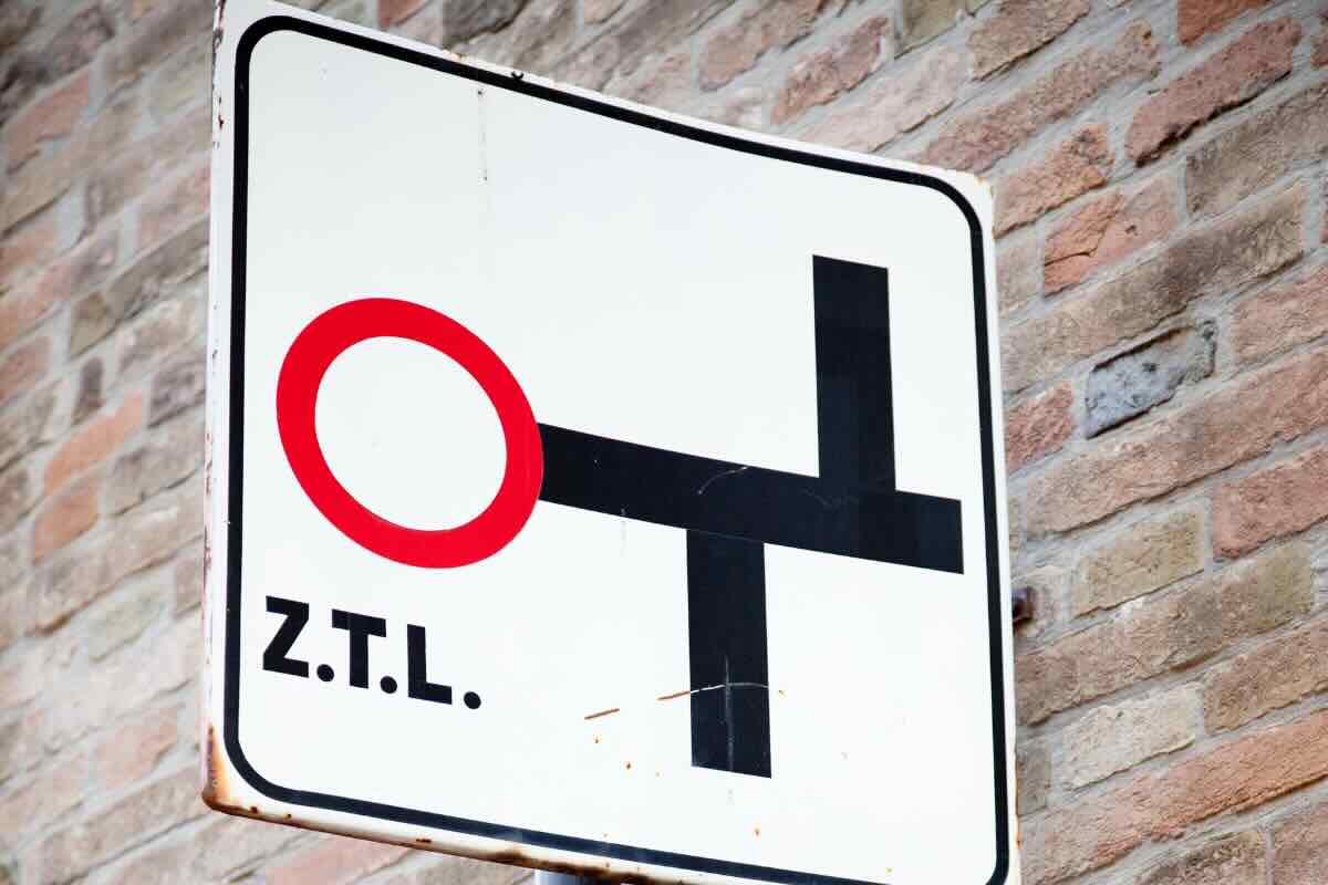 segnale stradale ztl