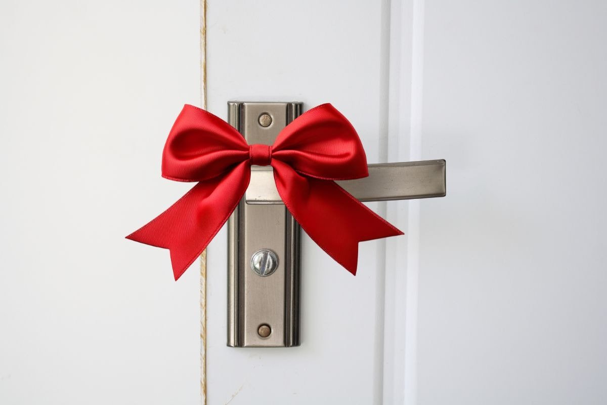 maniglia con nastro rosso