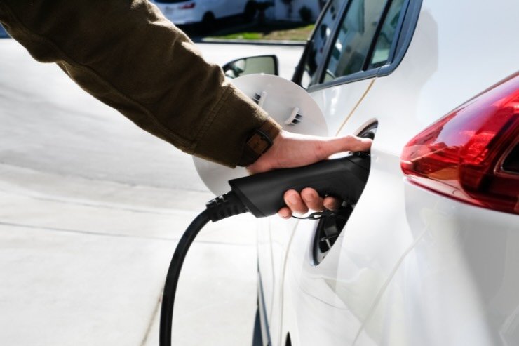 caricare auto ibrida