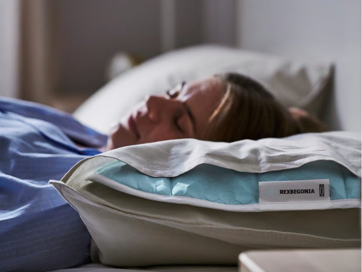 donna che dorme su un cuscino rinfrescante ikea
