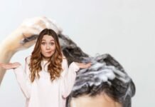 Shampoo, ogni quanto deve essere fatto? La risposta nessuno la immagina donna dubbiosa e uomo che fa shampoo