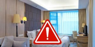 camera d'hotel e segnale di pericolo