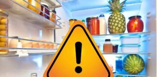 frigorifero pieno aperto e segnale di pericolo
