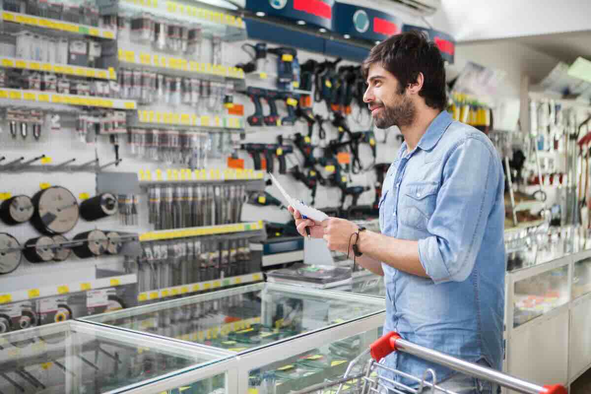 negozio ferramenta con uomo