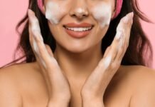 donna che mette crema sul viso