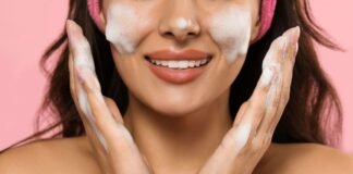 donna che mette crema sul viso