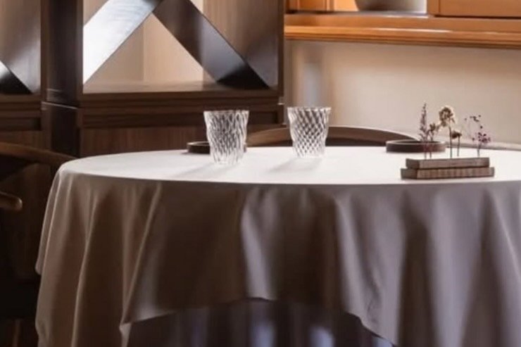 tavolo ristorante apparecchiato in maniera elegante