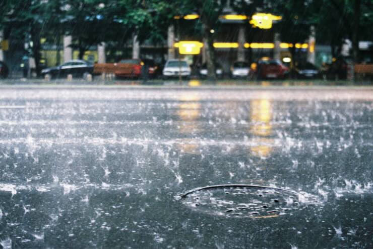 strada bagnata e pioggia 