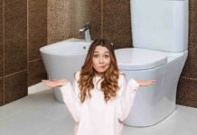 Anelli neri intorno alla base degli igienici? Ti mostro come eliminarli con soli tre ingredienti donna perplessa ed igienici