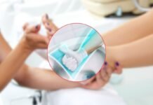 donna dall'estetista che fa i piedi e mano che ok in un wc pulito