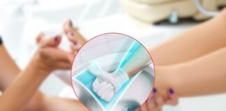 donna dall'estetista che fa i piedi e mano che ok in un wc pulito