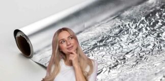 donna che pensa e rotolo di carta stagnola