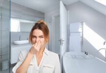 Devi farlo ogni volta prima di uscire, solo così dirai addio ai cattivi odori nel bagno donna che si tappa il naso nel bagno