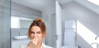 donna che si tappa il naso nel bagno