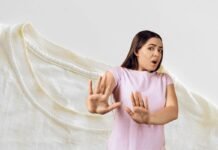 Macchie gialle di sudore sui colletti di camicie e magliette bianche? Usa questo metodo ed elimini ogni alone donna spaventata e maglietta con collo giallo