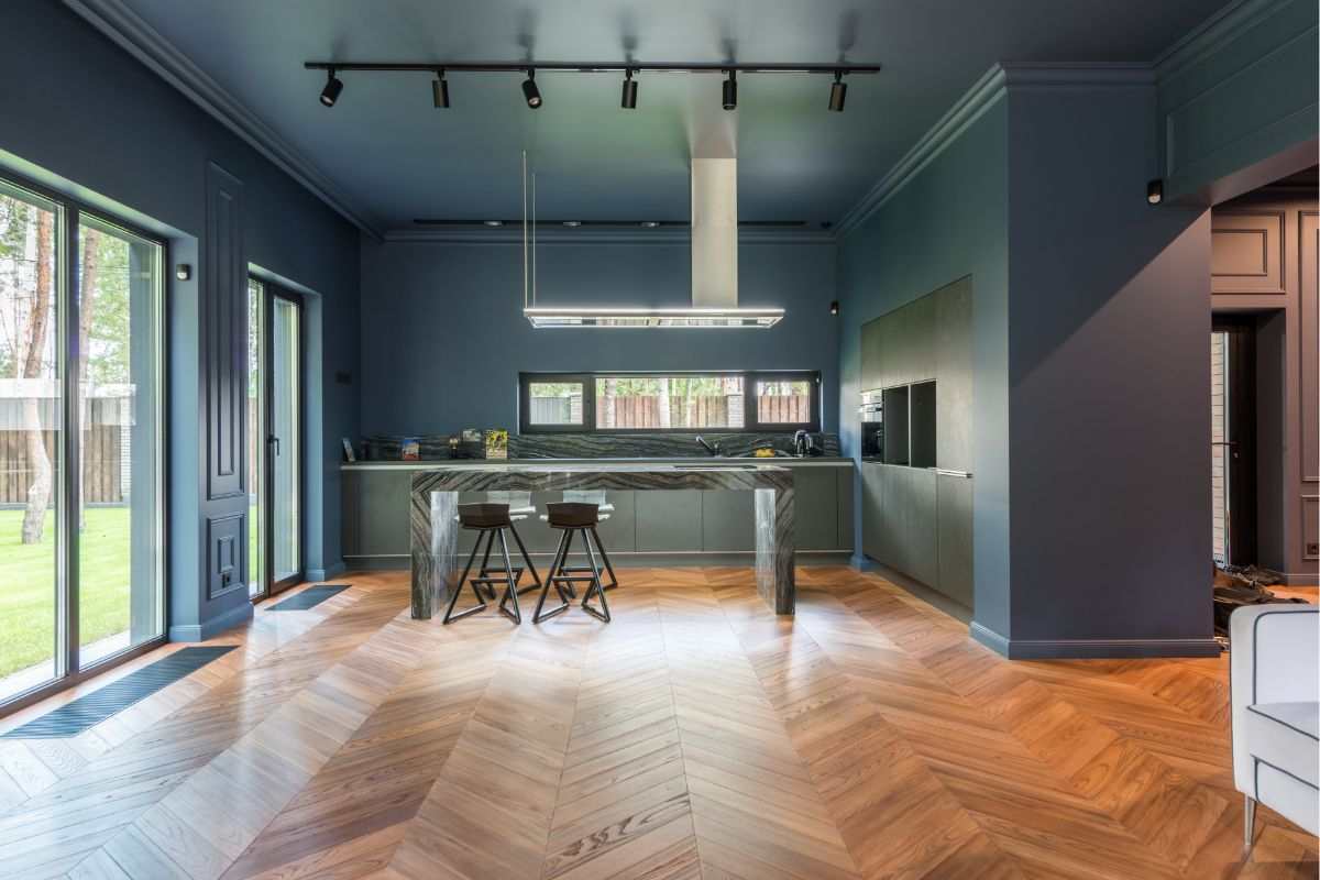 ampia cucina con parquet