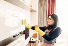 Ho creato un mix unico per sbiancare i mobili ingialliti: ora sembrano nuovi donna che pulisce mobile bianco