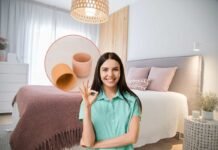 camera da letto, donna che fa ok e tazze vuote