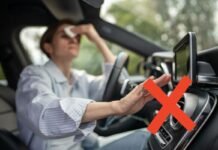 Come rinfrescare l’auto lasciata al sole senza accendere l’aria condizionata: funziona subito donna in auto che accende l'aria condizionata e x rossa