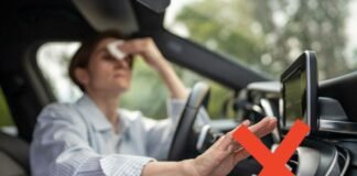 donna in auto che accende l'aria condizionata e x rossa