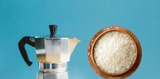 moka e ciotola con riso