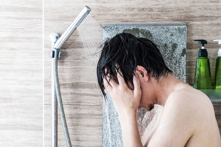 uomo sotto la doccia