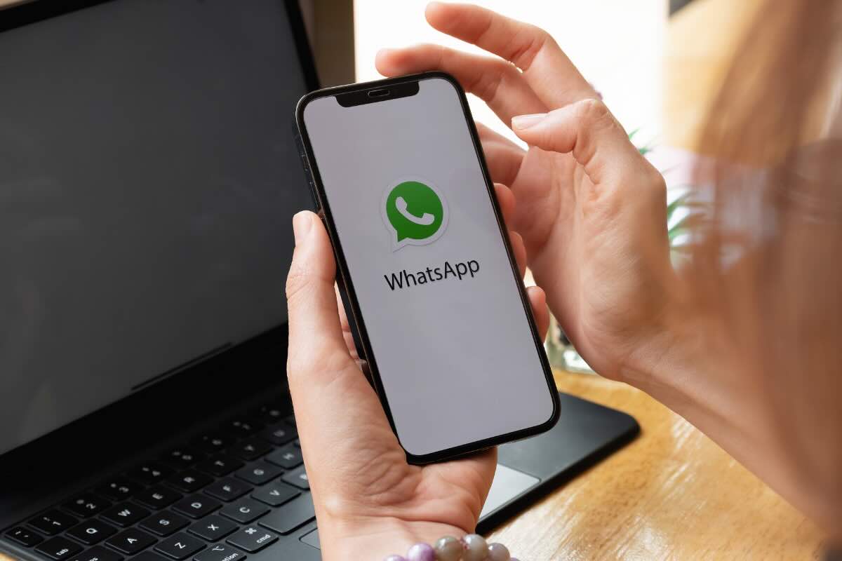mani con smartphone con whatsapp 
