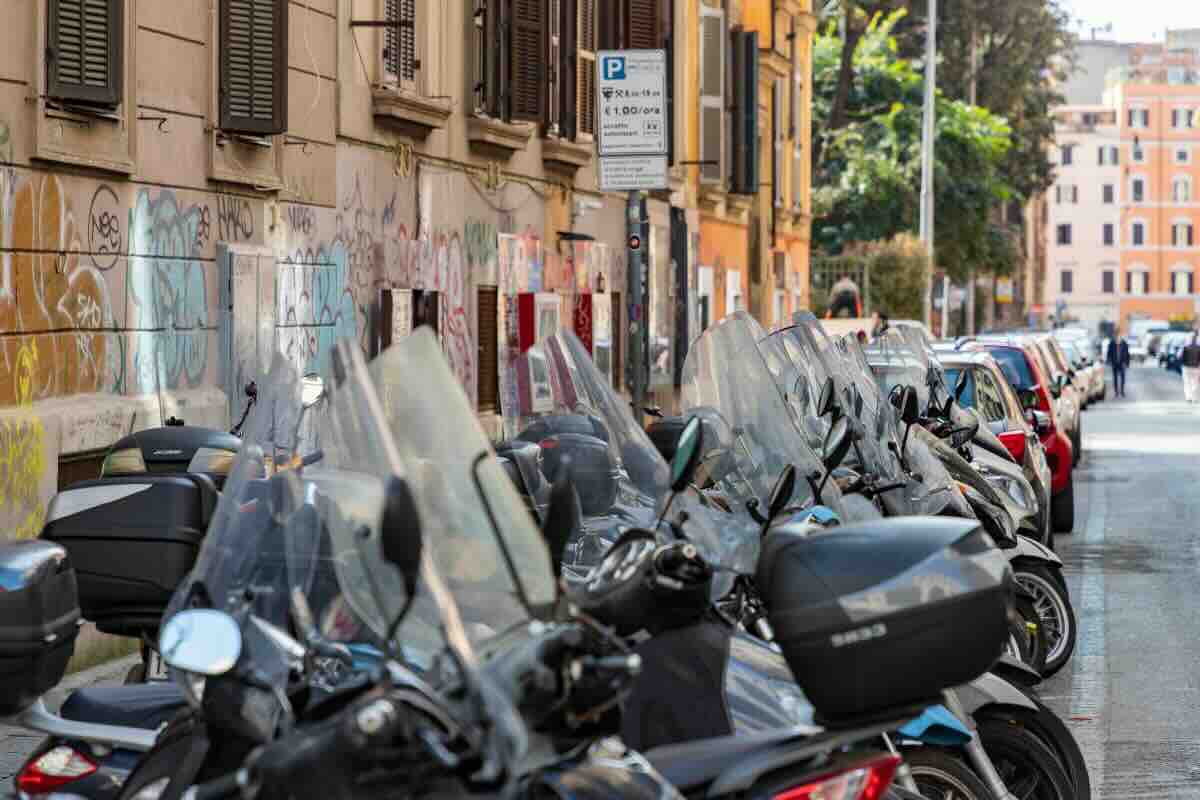 scooter parcheggiati