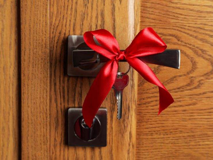 porta con nastro rosso alla maniglia