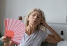 Mai sottovalutare questi sintomi d’estate: possono nascondere qualcosa di serio donna che sente caldo e si soffia con il ventaglio